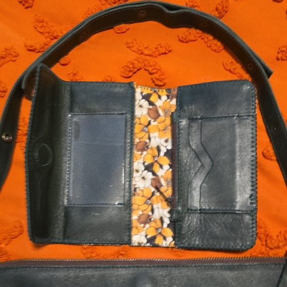 Lyons Leather Co, Chic Dark Green Leather Shoulder Bag - Picture 5 of 12